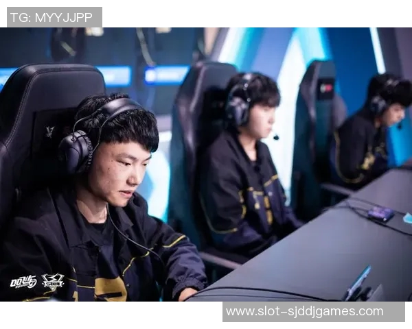 RNG逆袭之旅全景回顾冠军杯荣耀背后的奋斗与坚持 RNG逆袭之旅全景回顾冠军杯荣耀背后的奋斗与坚持